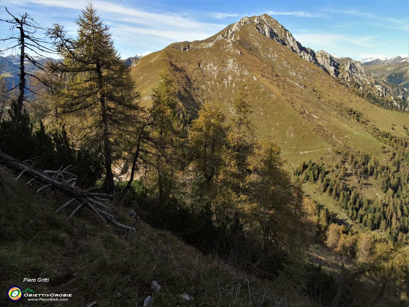 70 Scendendo dal Pizzo Badile vista verso il Monte Secco.JPG